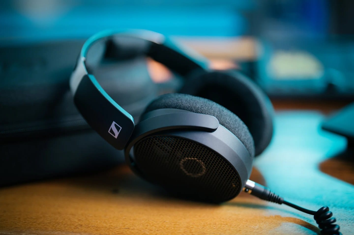 桌上放著一副 Sennheiser HD 490 PRO 開放式耳機，耳罩外側是網狀格柵