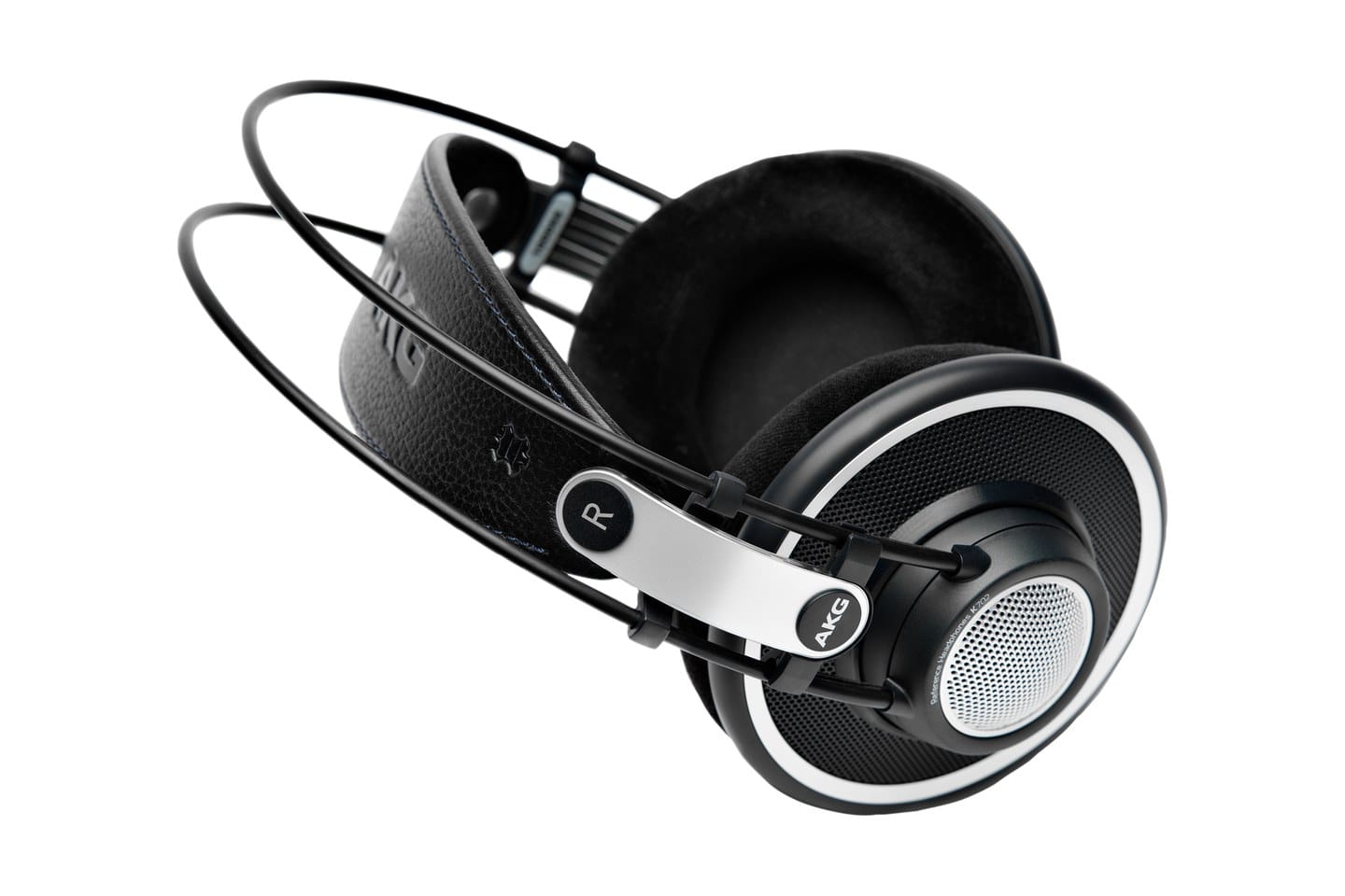 AKG K702 開放式錄音室耳機，耳罩外側是網狀格柵