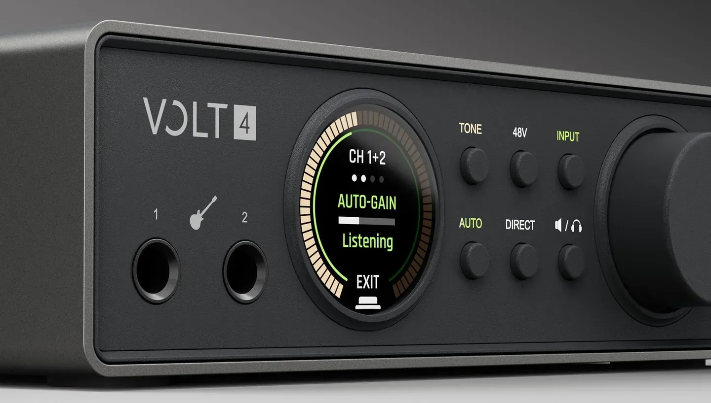 Volt 4 Gen 2 的圓形 Smart Display 顯示 CH 1+2 AUTO-GAIN Listening，外圈為音量刻度環