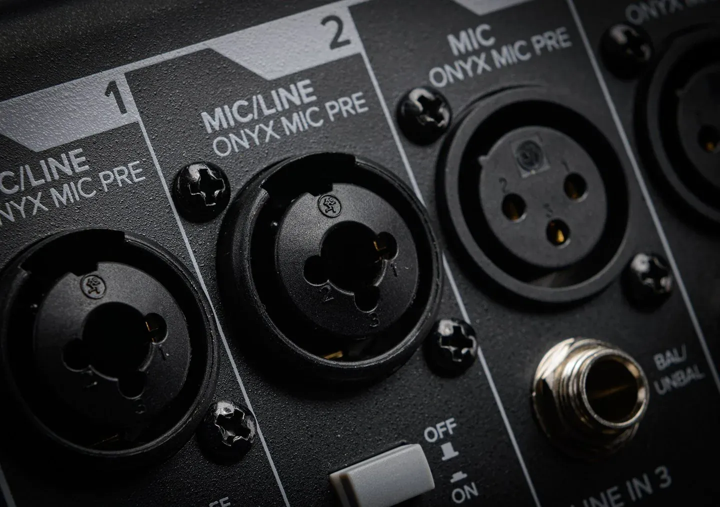 混音器面板近拍：Combo 孔標示 MIC/LINE，旁邊的 6.3 mm 孔標示 BAL/UNBAL 與 LINE IN