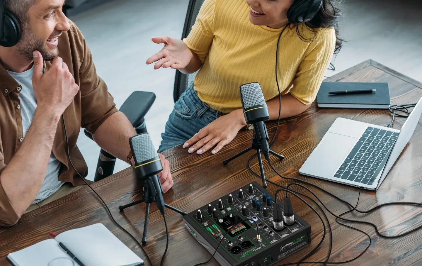 兩人錄 Podcast，麥克風用 XLR 線直接接進混音器
