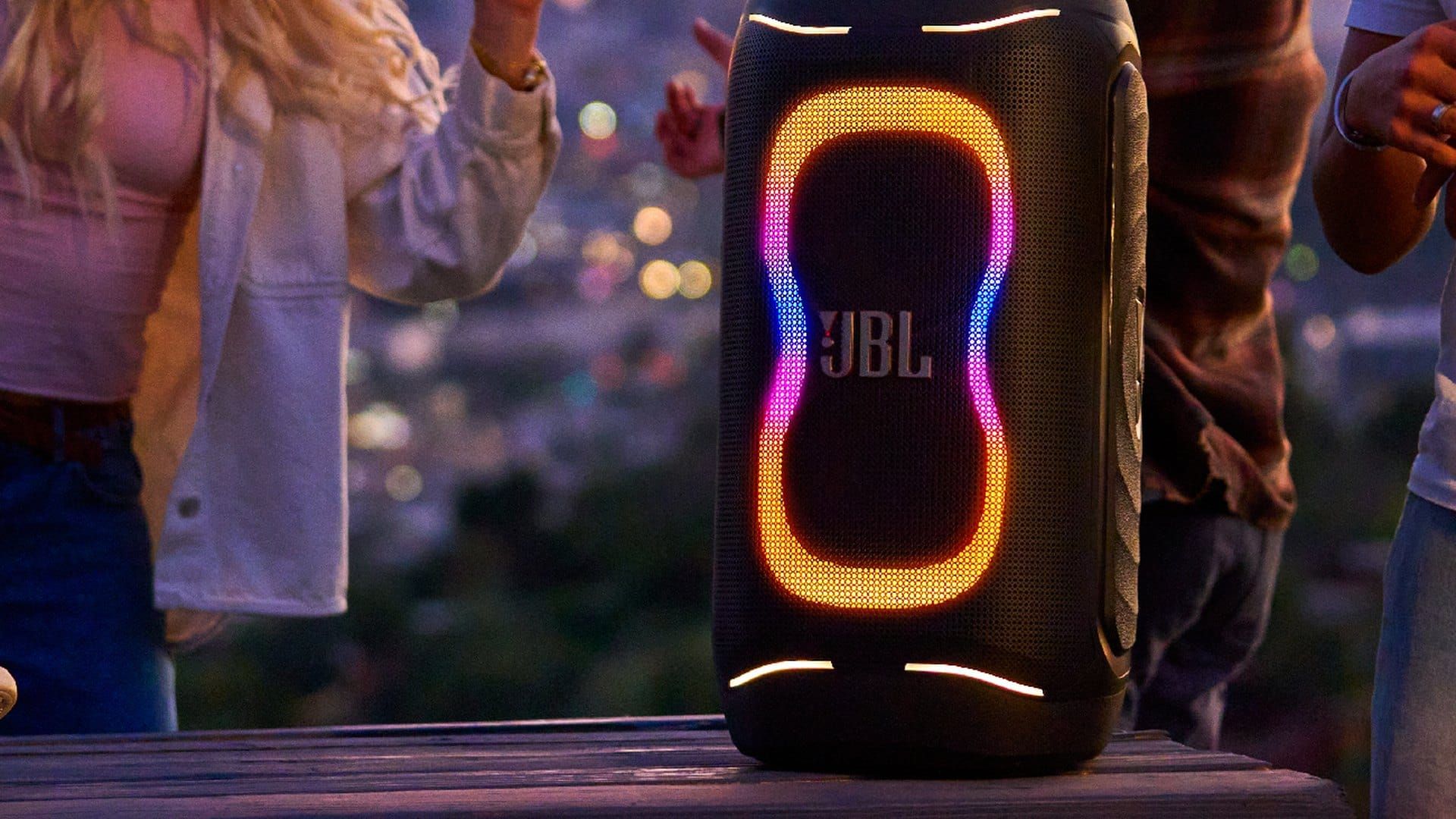 JBL PartyBox 130 可攜式燈光派對藍牙喇叭，燈光秀開啟的戶外派對情境