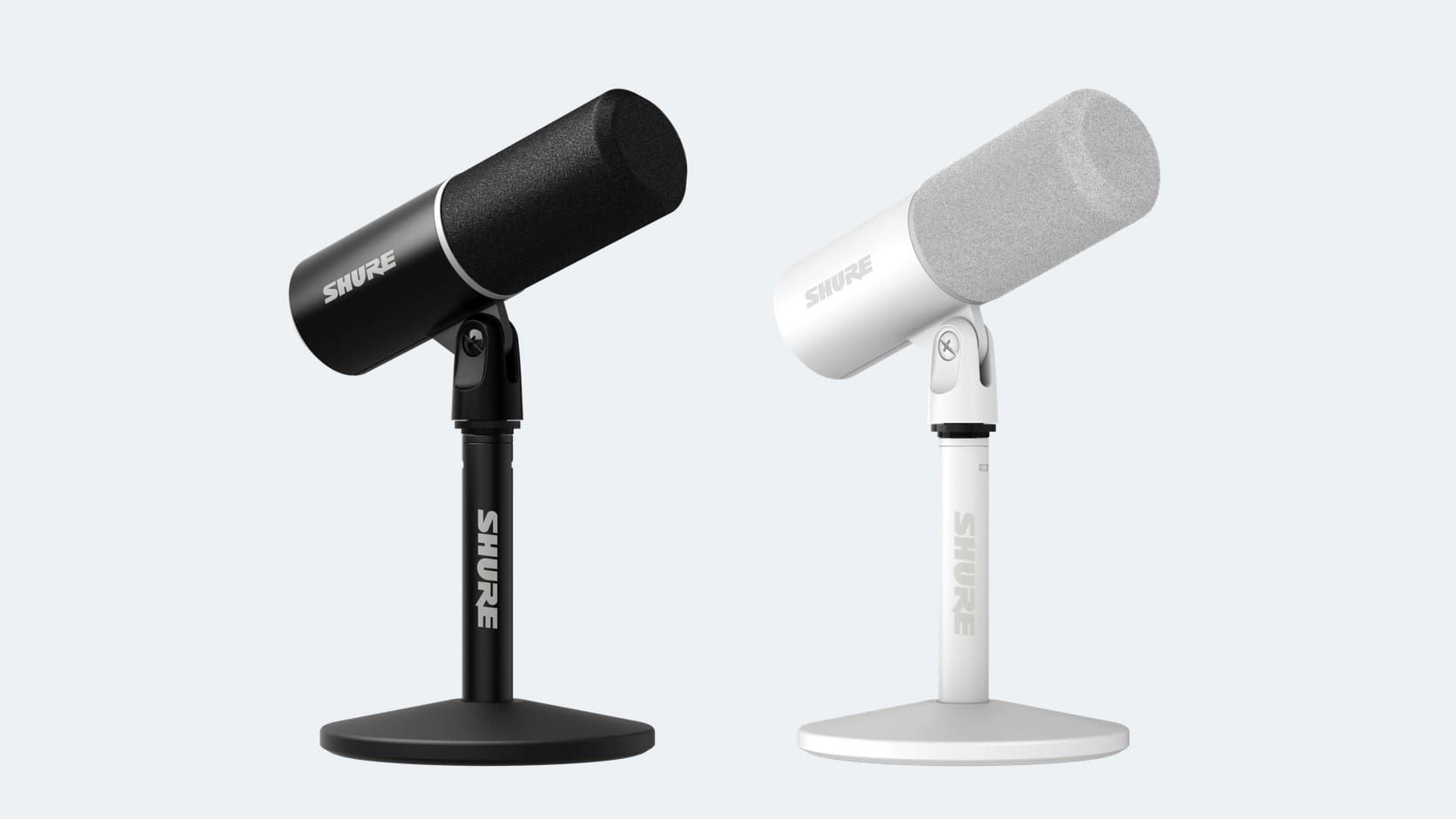 Shure MV6 Gen 2 黑色與白色款並列，各自裝在同色的桌上支架上