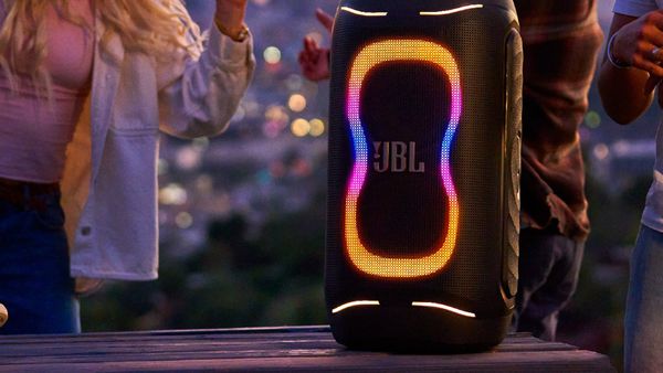 JBL PartyBox 130 可攜式燈光派對藍牙喇叭，燈光秀開啟的戶外派對情境