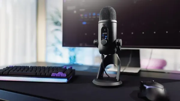 Blue Yeti 2 黑色款放在電競桌面上，螢幕顯示 Blue VO!CE 設定
