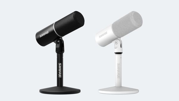 Shure MV6 Gen 2 黑色與白色款並列，各自裝在同色的桌上支架上