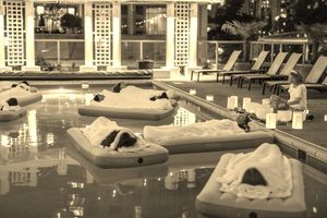Fairmont Waterfront convierte su alberca en azotea en el primer sound bath flotante de Vancouver