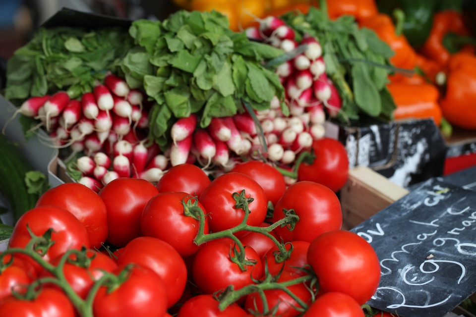 Image: farm stand with tomatoes, peppers and radishes