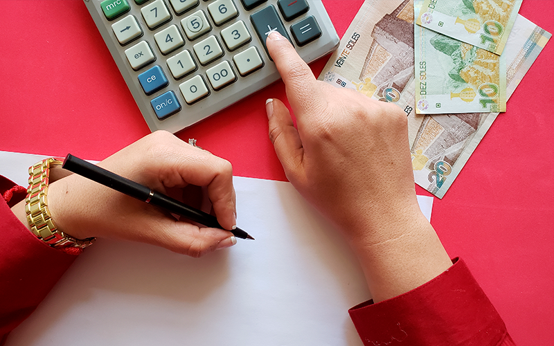 Trabajadora haciendo el cálculo de la CTS