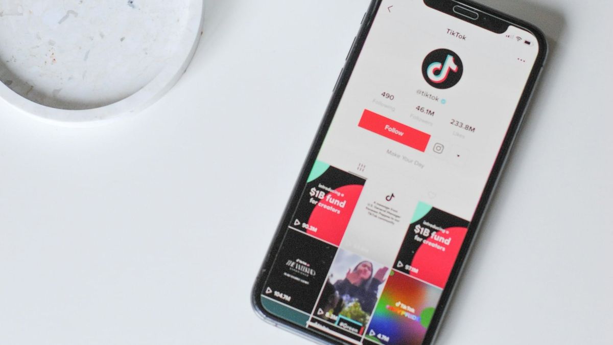 How to Repost on TikTok Post feature image