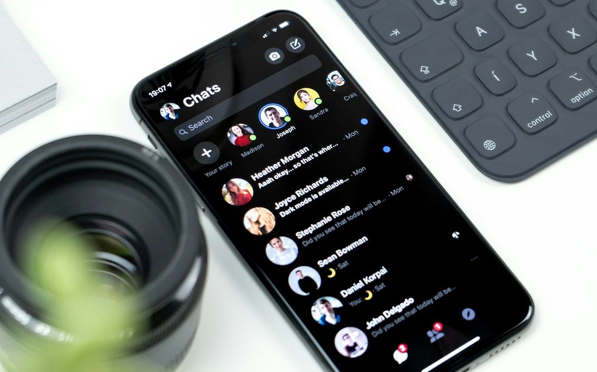 WhatsApp's New Status Update Tray Feature is Rolling Out to More Beta Users Post feature image
