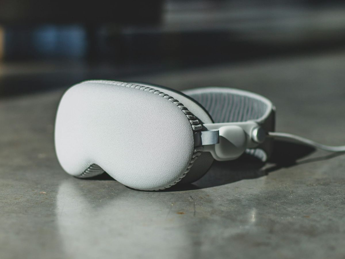 Apple reportedly scaling back Vision Pro production amid weak demand Post feature image