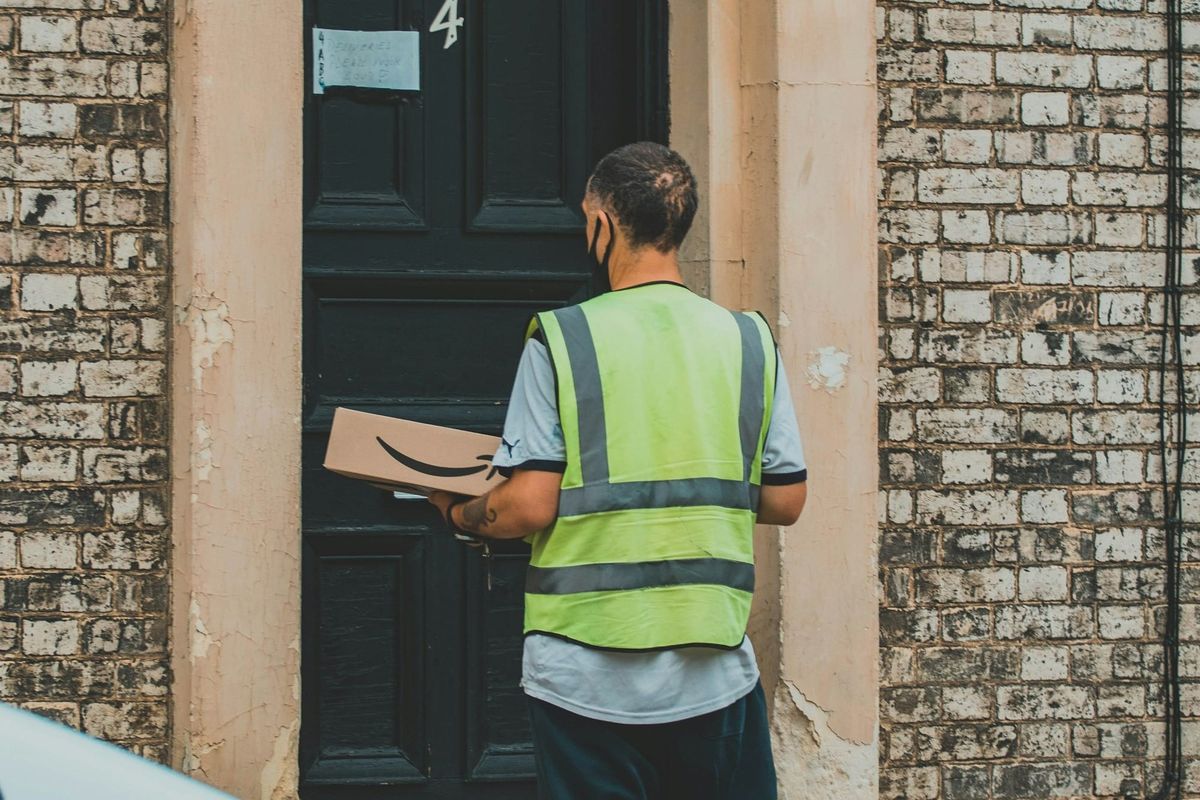 Amazon debuts 10-minute deliveries in India Post feature image