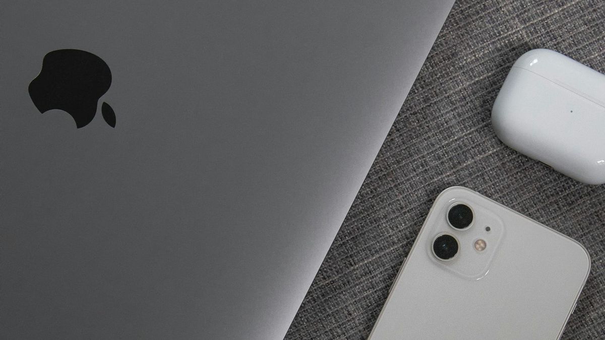 Apple’s Latest Betas Bring Liquid Glass Controls to iOS 26.1 and Updates Across All Platforms Post feature image