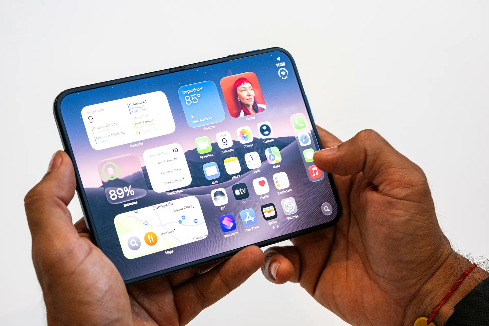 iPhone Duo Owners Report Cracked Displays as Hinge Concerns Grow Post feature image