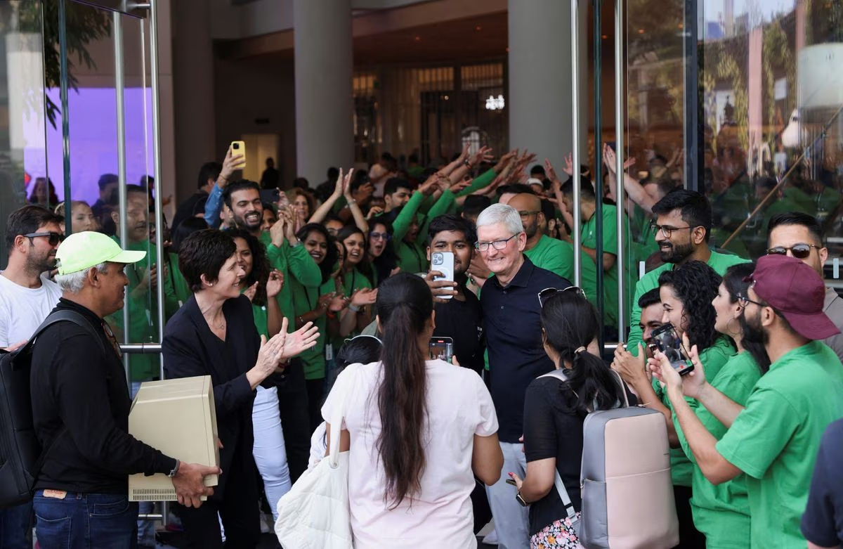 Tim Cook officially opens the first Indian Apple store Post image