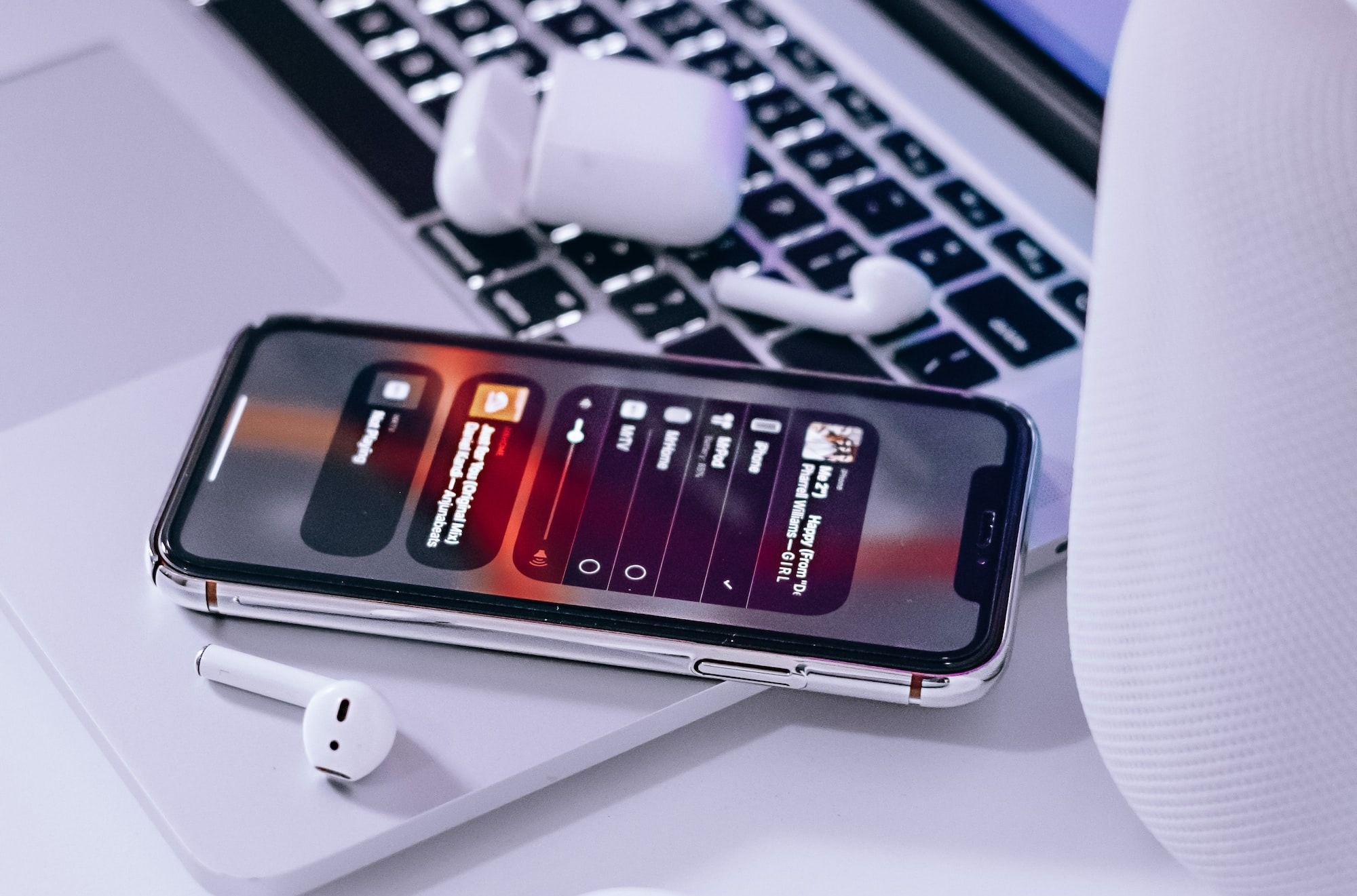 How To Connect Two AirPods To A MacBook Simultaneously Post image