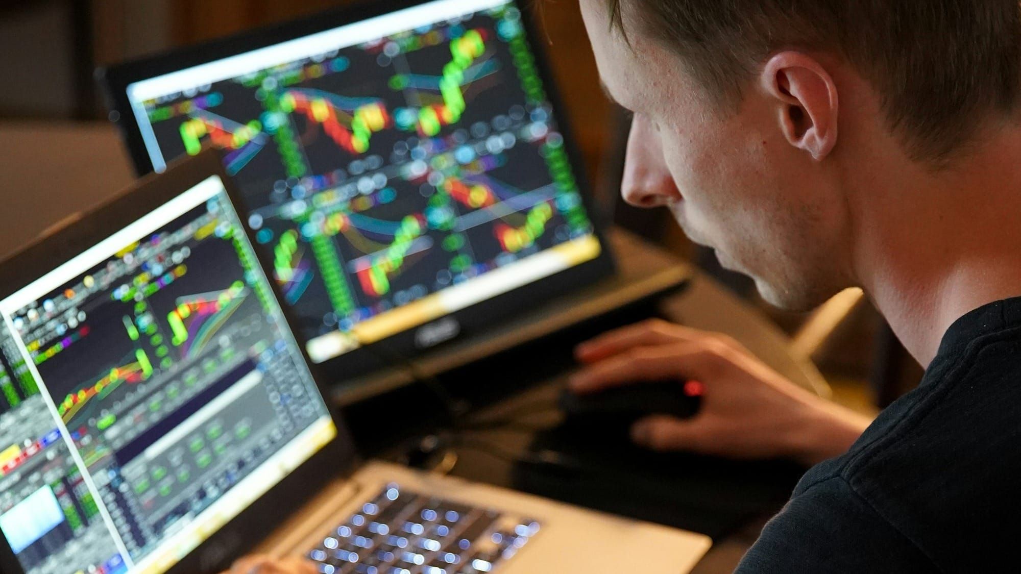 How to Transition from a Part-Time Day Trader into a Full-Time Investor Post image