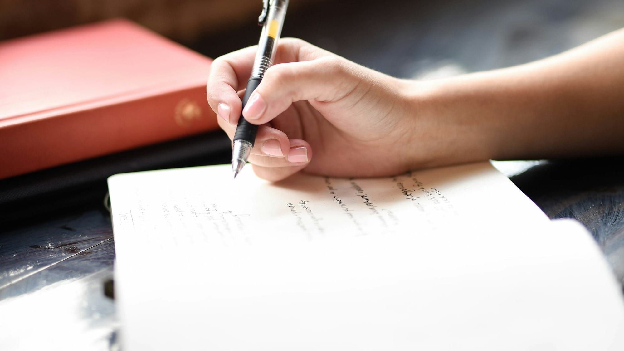 What Is the Difference Between Paraphrasing and Summarizing: Key Features to Understand Post image