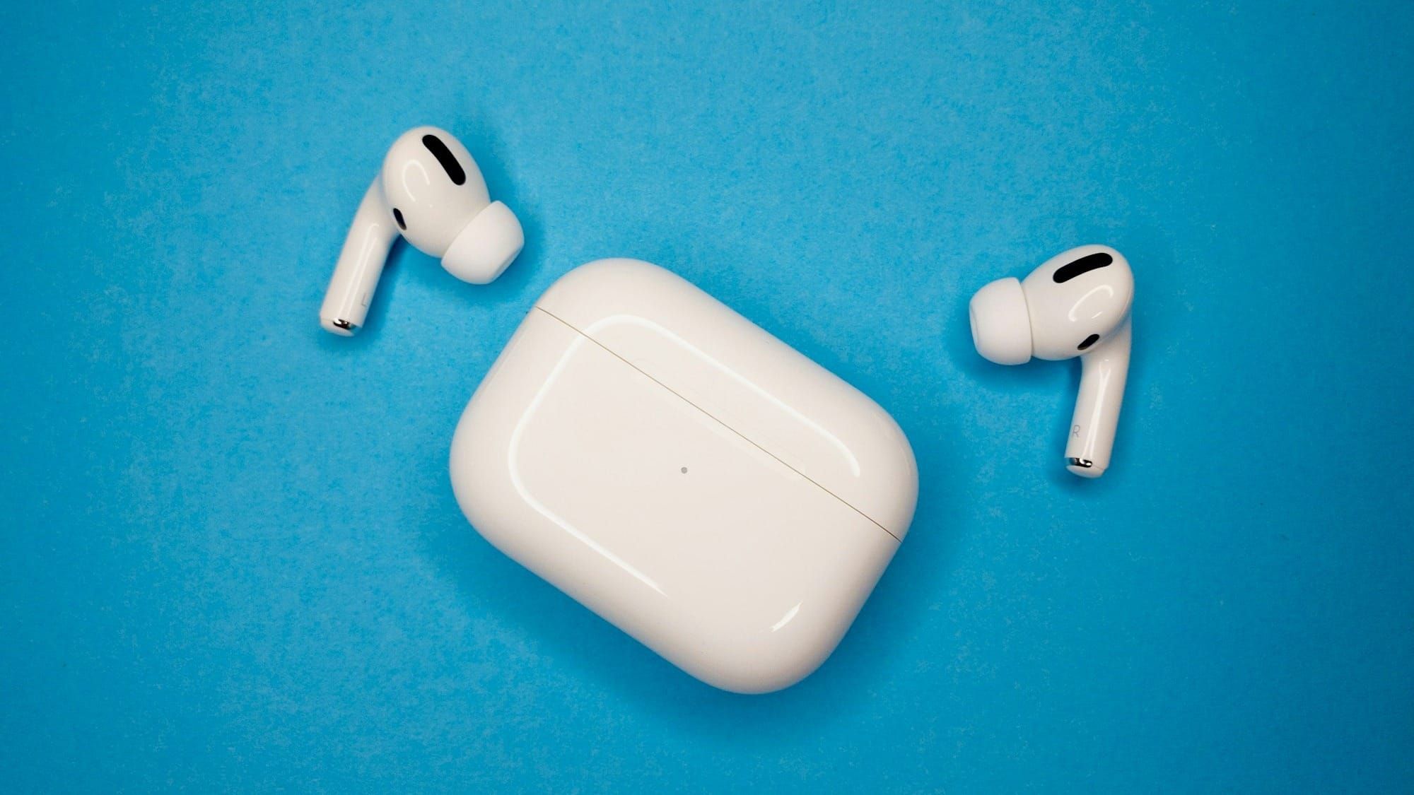 Apple Is Reportedly Testing AirPods With Cameras for AI Features Post feature image
