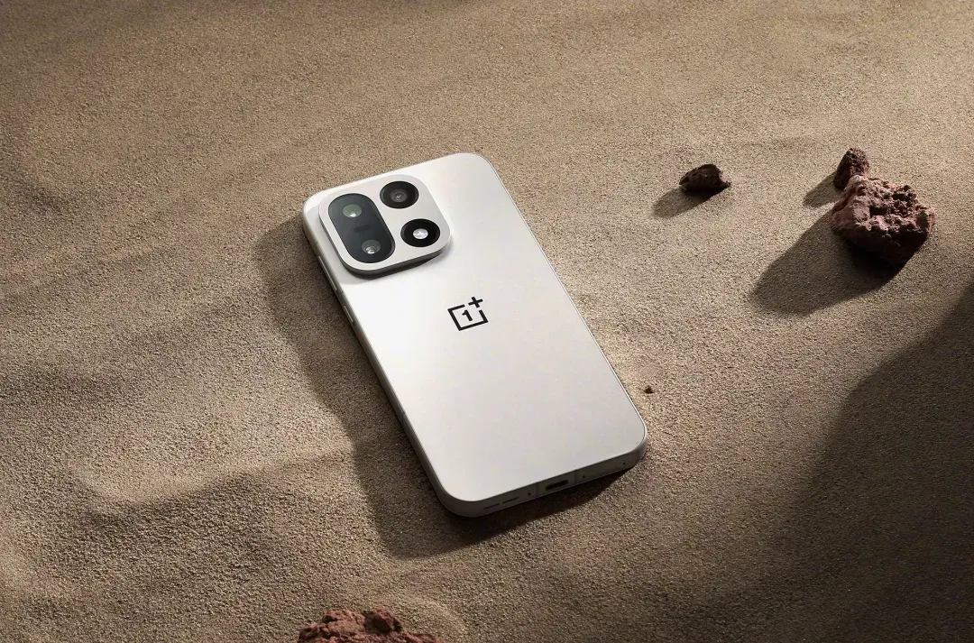 OnePlus 15 Comes to China With Bigger Battery and Refined Design Post feature image