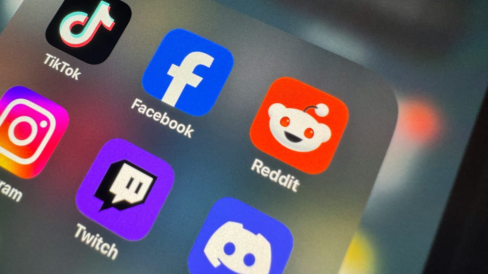 The 5 Best Discord Alternatives in 2026 (With No Mandatory ID Verification) Post feature image