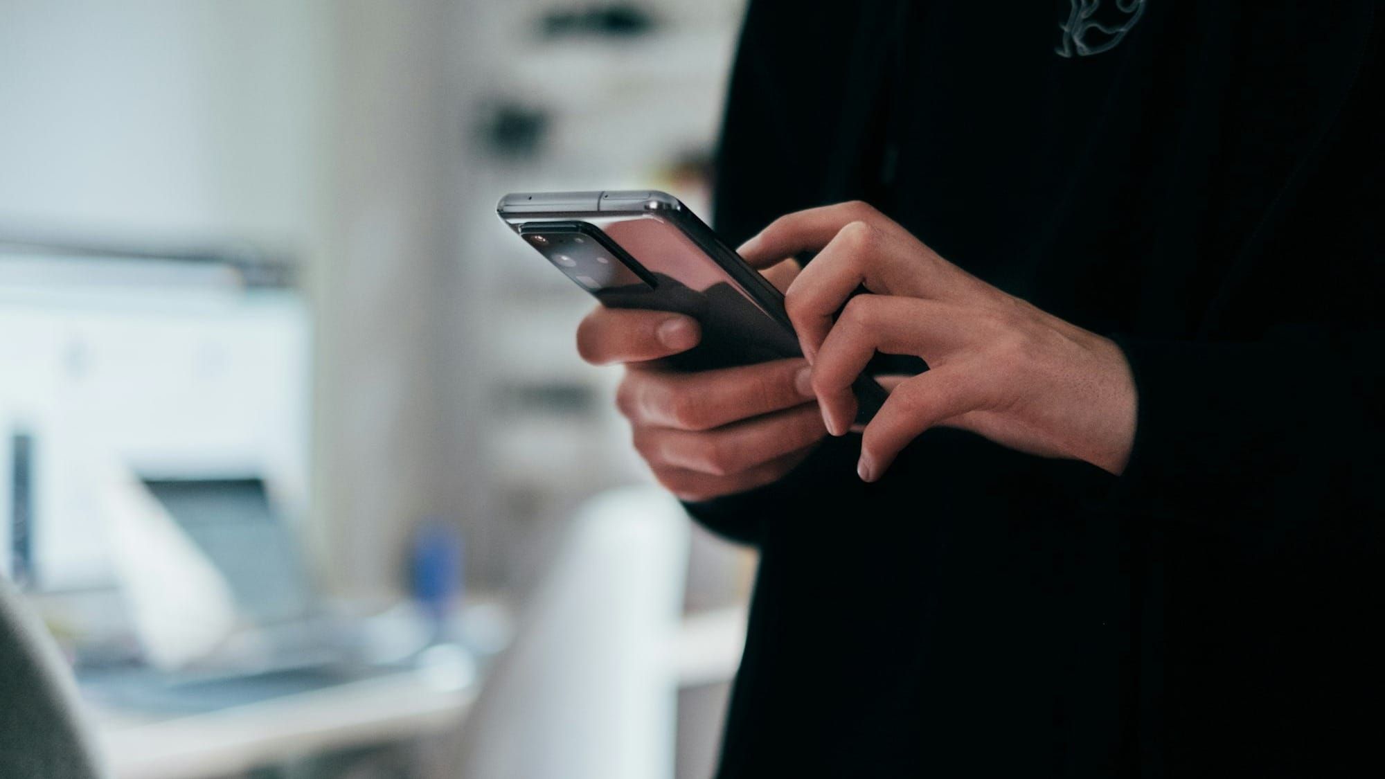 Despite Tariffs and Shortages, Smartphone Sales Grew Worldwide in 2025 Post image