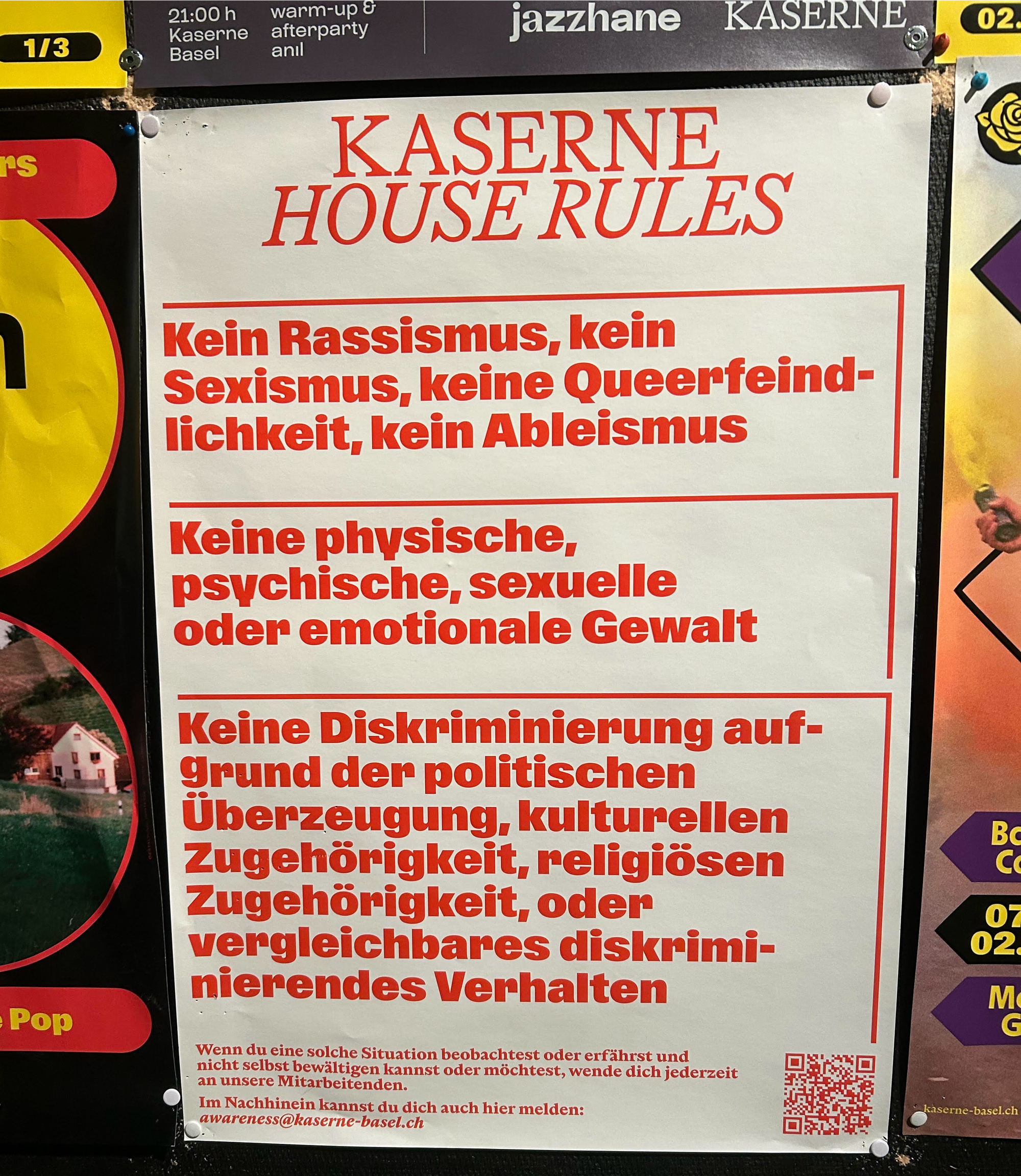Poster «House Rules» im Vorraum der Kaserne Basel