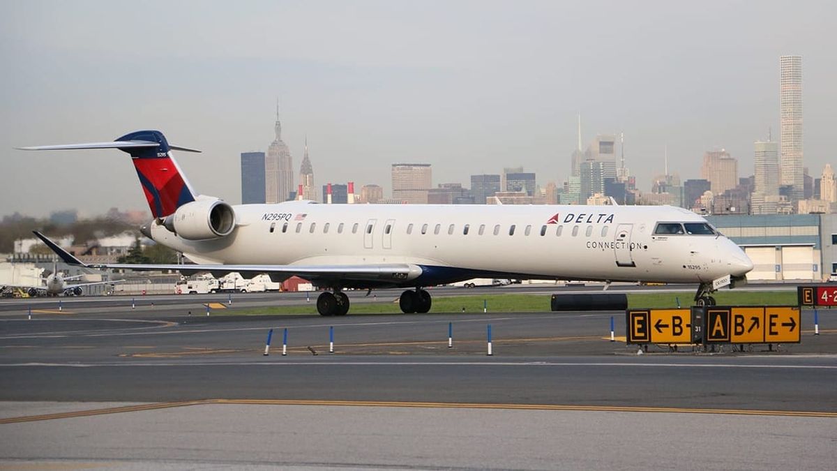 One injured as two Delta CRJ900s collide at New York LaGuardia Airport Post feature image