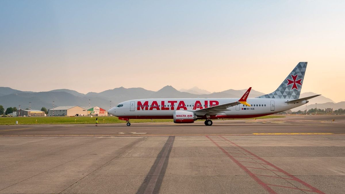 Torn off sun visor shut down Malta Air Boeing 737 MAX engine over Poland Post feature image