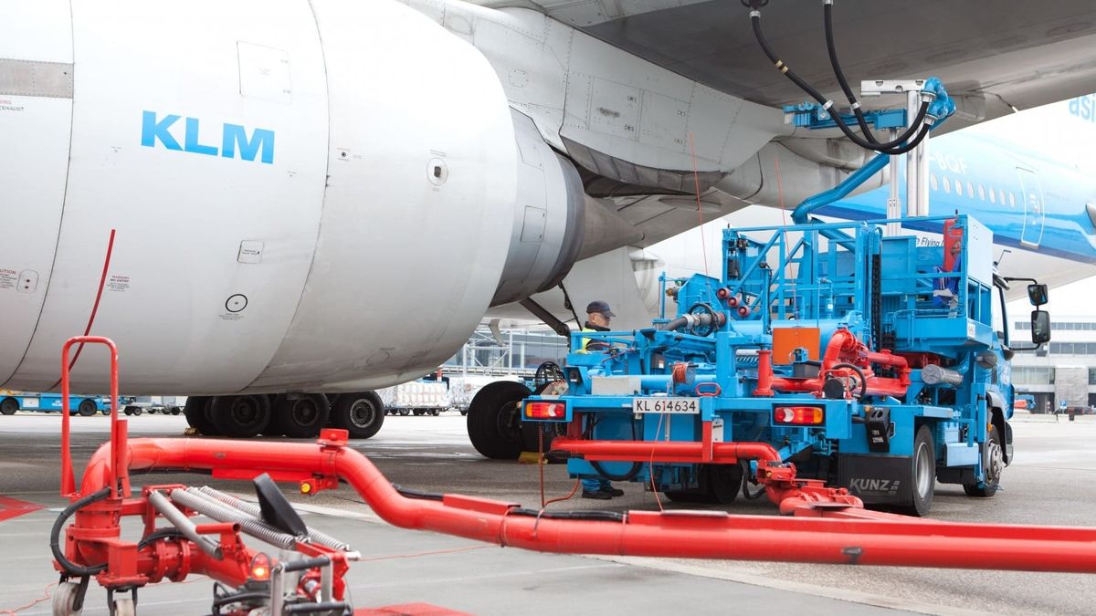 Airlines’ shares suffer double-digit drops as oil prices spike Post feature image