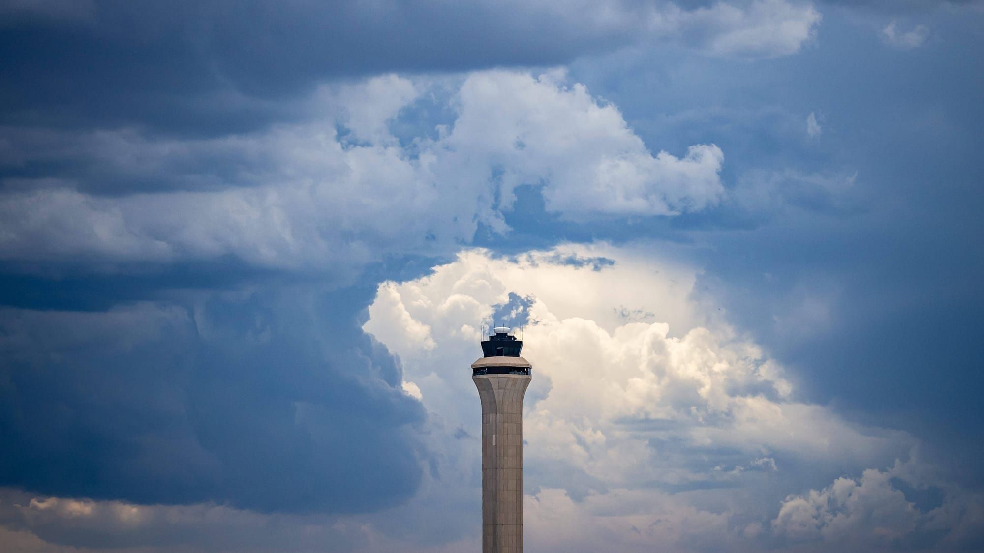 Air traffic controllers with ‘perfect attendance’ during shutdown get $10,000 bonus Post feature image