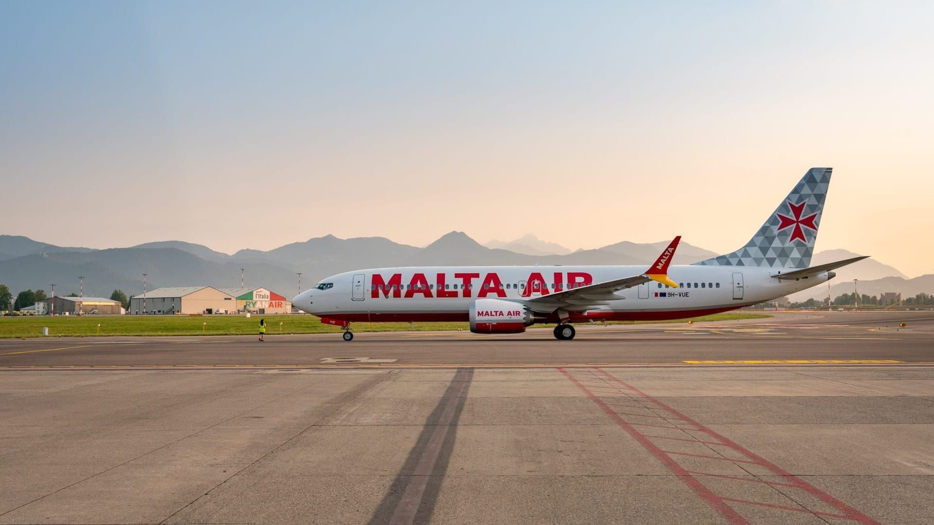Torn off sun visor shut down Malta Air Boeing 737 MAX engine over Poland Post feature image