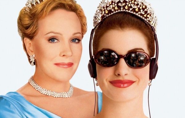 Julie Andrews as Clarisse Renaldi and Anne Hathaway as Mia Thermopolis in The Princess Diaries.