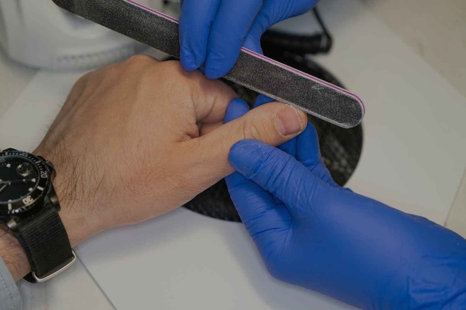 3 básicos de una manicura masculina