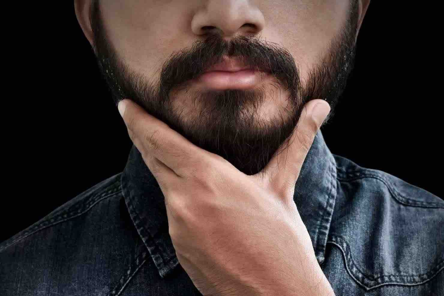 Rutina exprés para cuidar tu barba en vacaciones