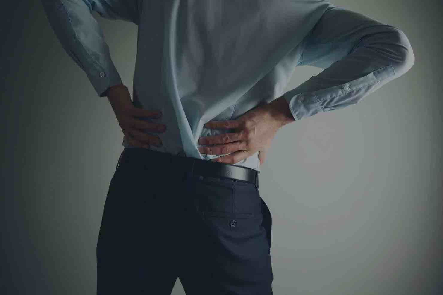 Cómo mejorar la postura y evitar dolor de espalda en hombres
