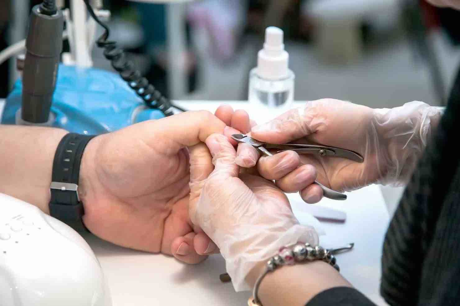 ¿Dónde puedo hacerme una manicura para hombres en el centro de Barcelona?