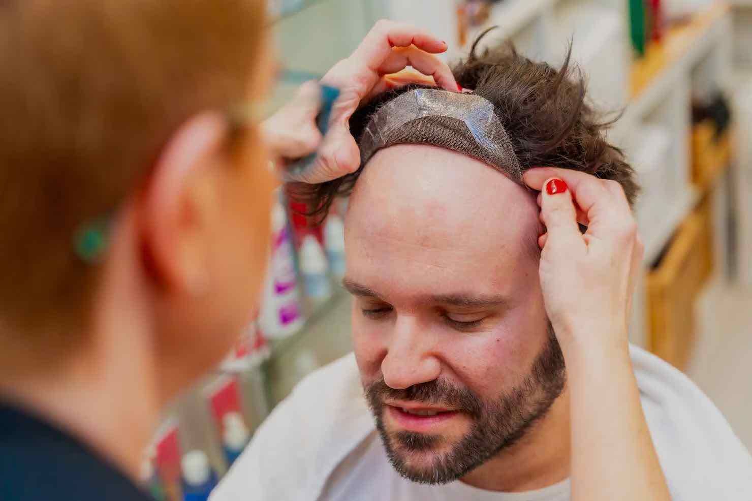 ¿Cómo se limpia una prótesis capilar para hombres? Guía rápida para cuidarla en casa