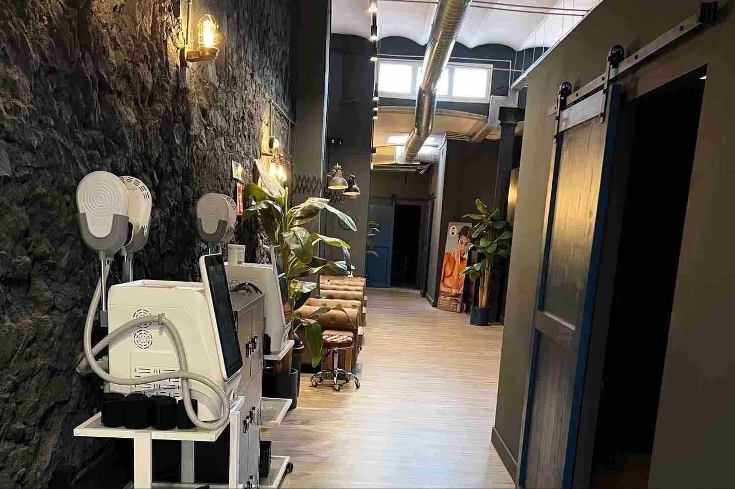 ¿Dónde puedo encontrar un salón de estética exclusivo para hombres en Barcelona?