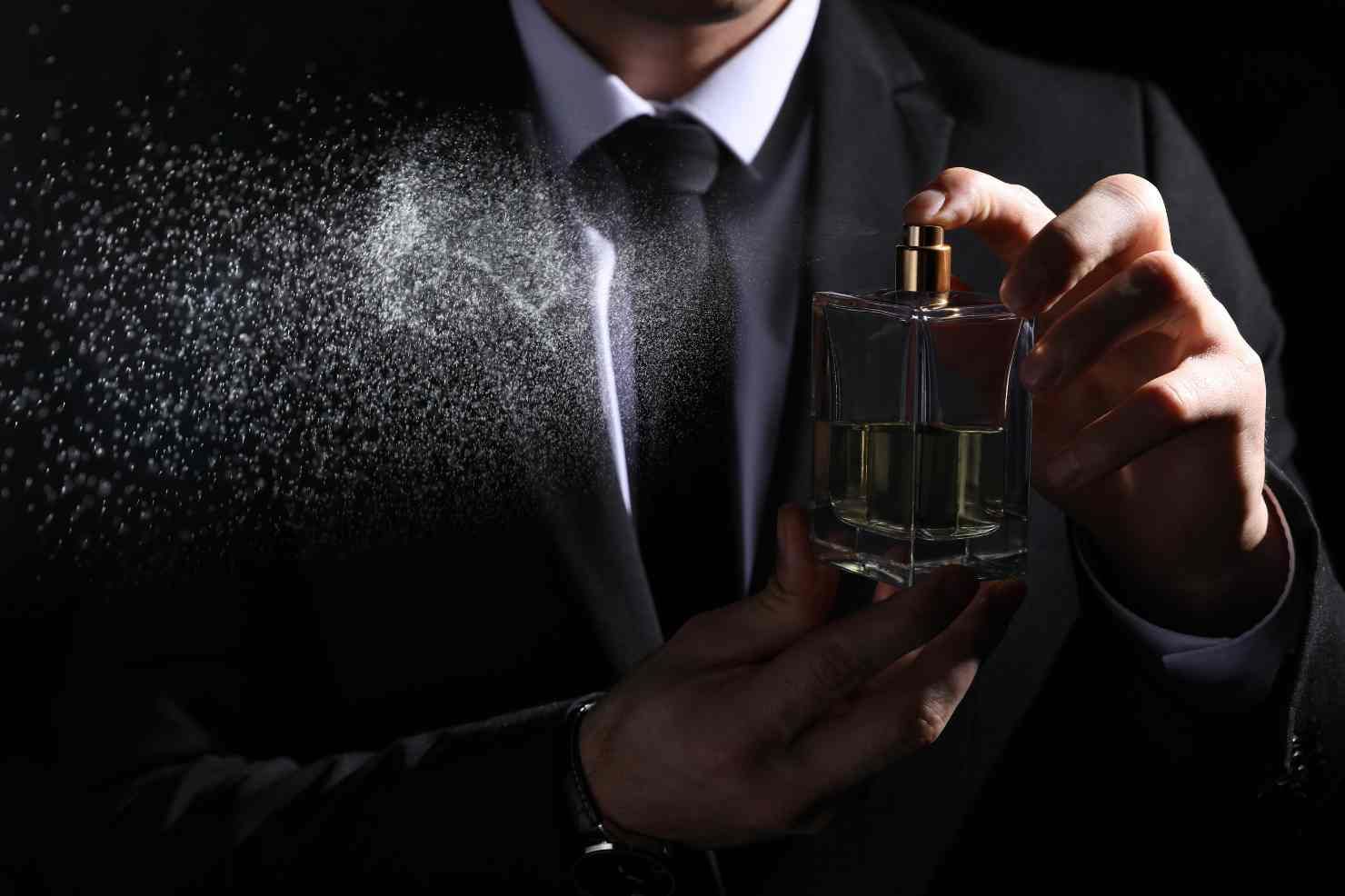 5 formas de prolongar la duración del perfume para hombre después de abrirlo