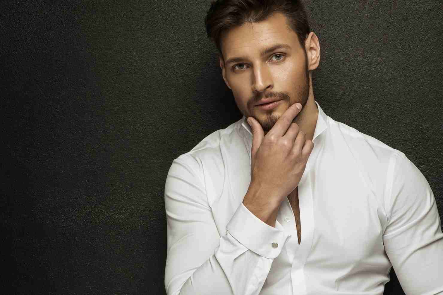 Hombre atractivo y elegante: claves de expertos en psicología para destacar sin esfuerzo