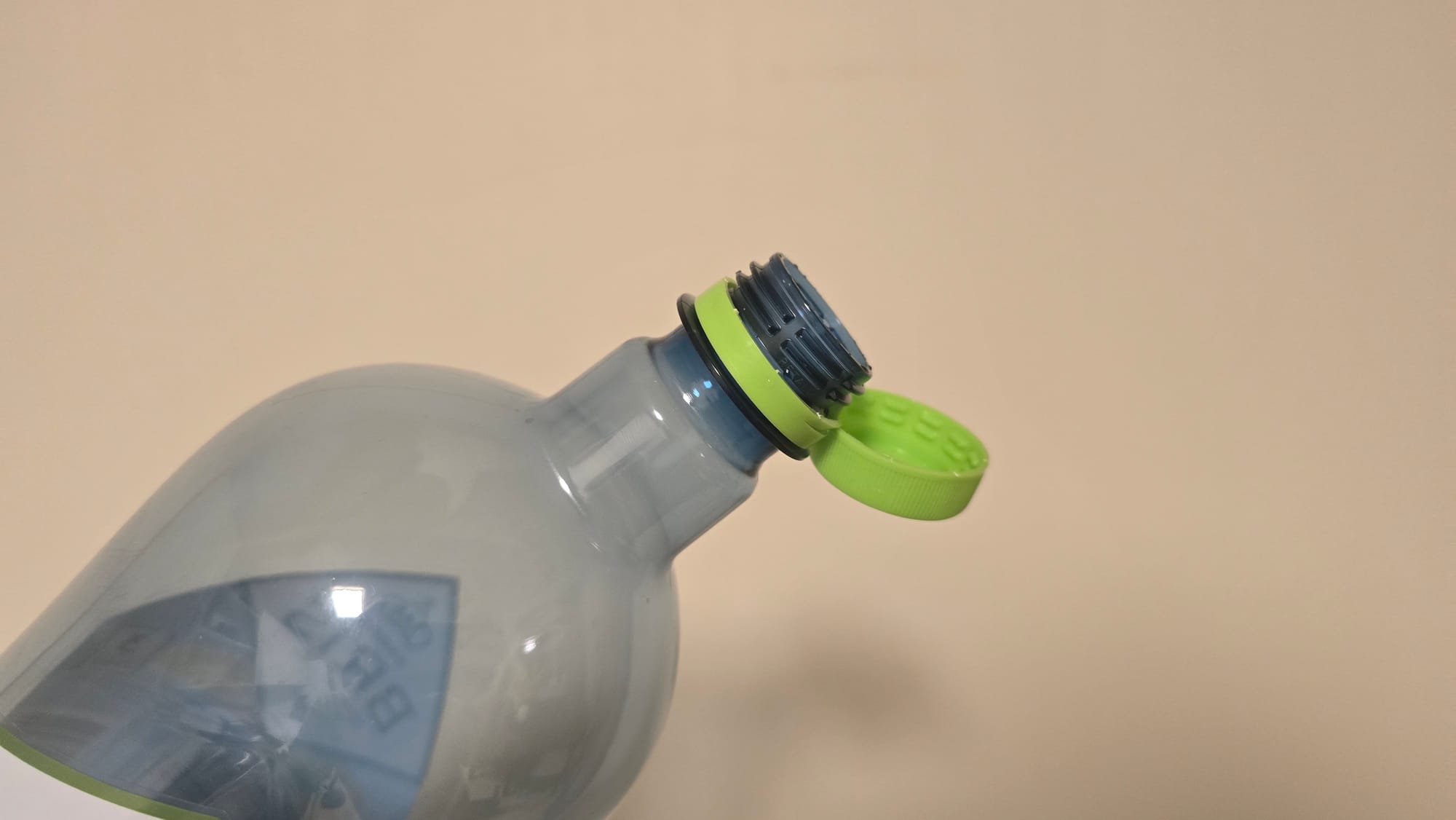 Hvorfor sitter plastlokket fast – og hvorfor ble det egentlig sånn?