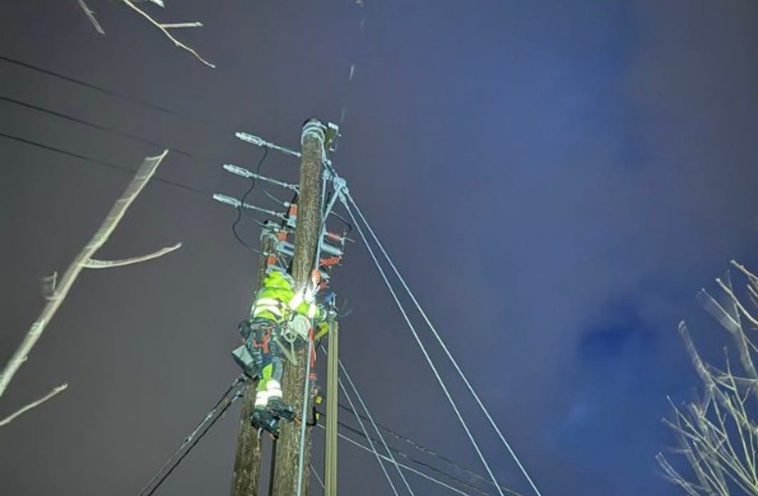 Påskeaften mørklagt i nedre Telemark/ Kragerø: Tusenvis uten strøm – får ikke kontakt med nettselskapet