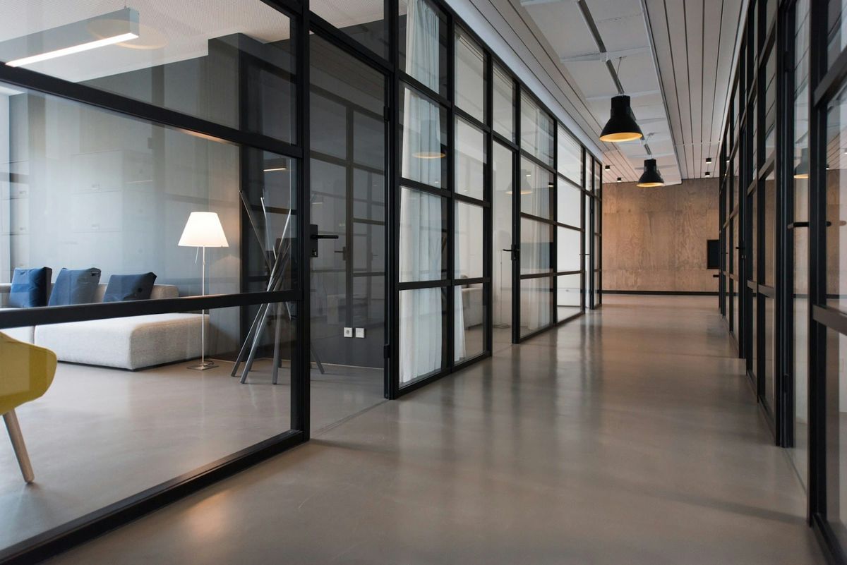 Heller Arbeitsplatz in einem modernen Büro