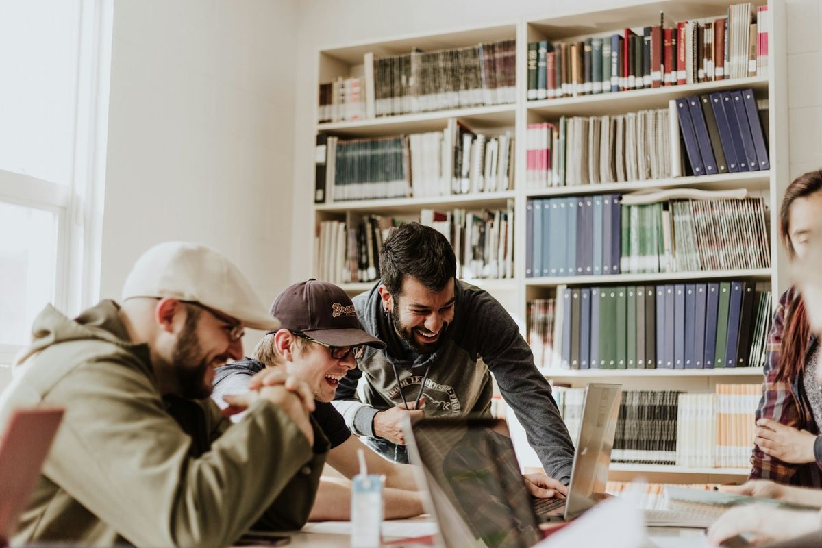 Studierende in der Bibliothek