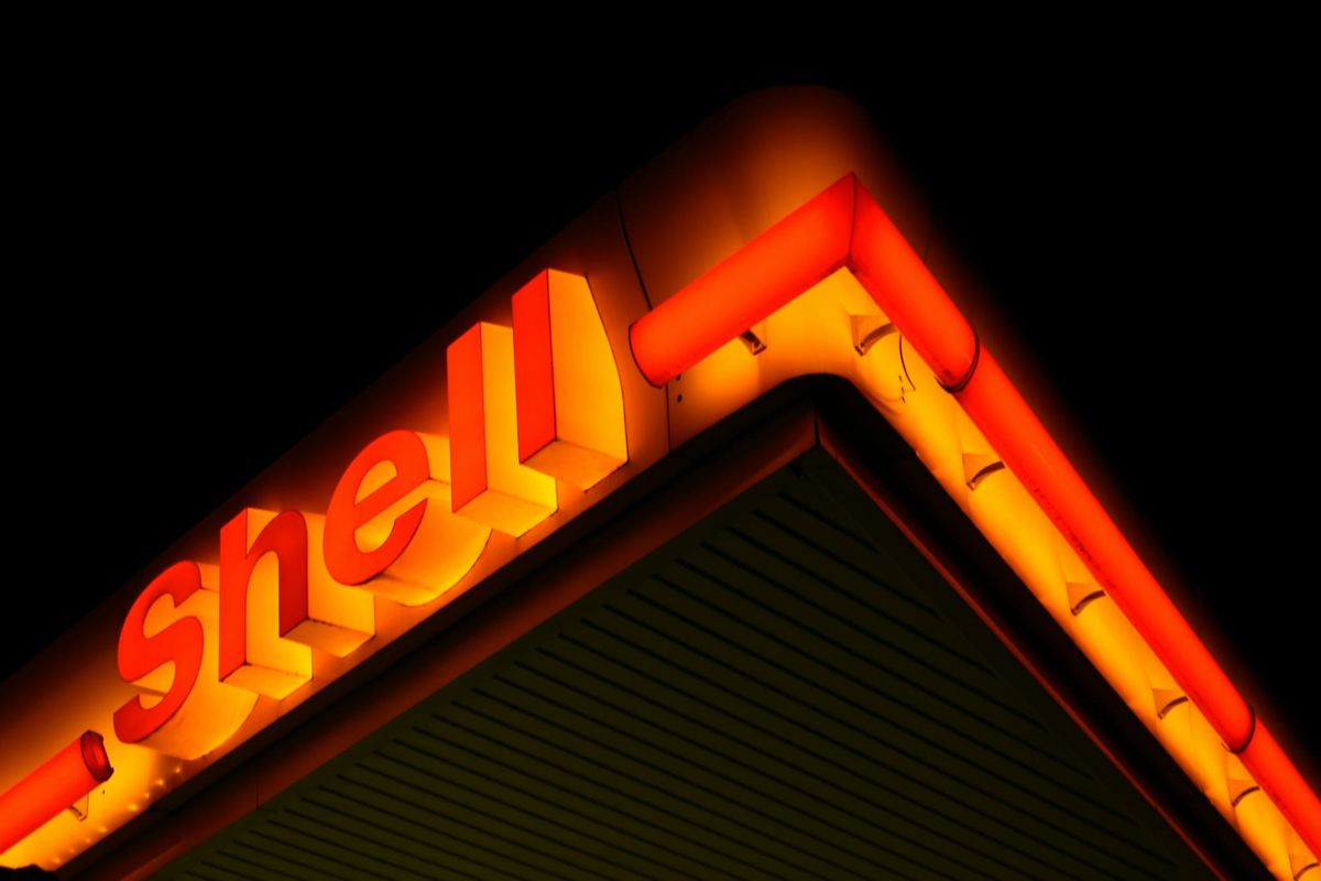 Tankstelle bei Nacht