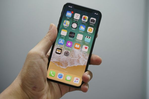 Apple Geräte auf einem Schreibtisch