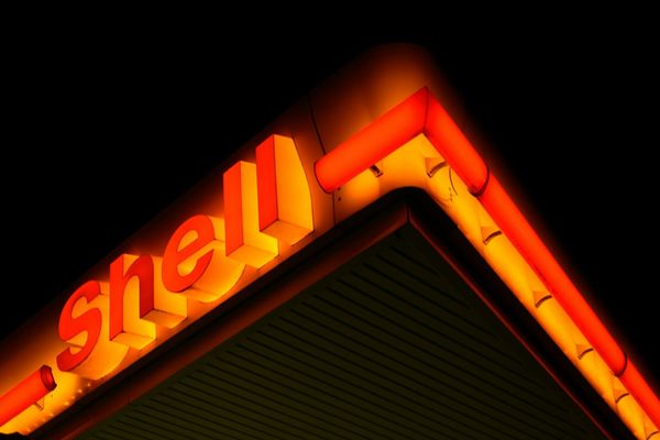 Tankstelle bei Nacht