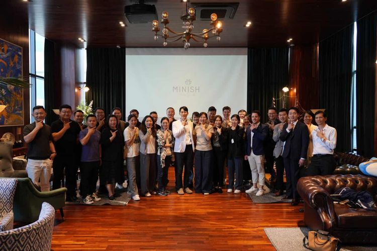 Chinese dentists visit Minish Dental Hospital..."Minish color and transparency are impressive"